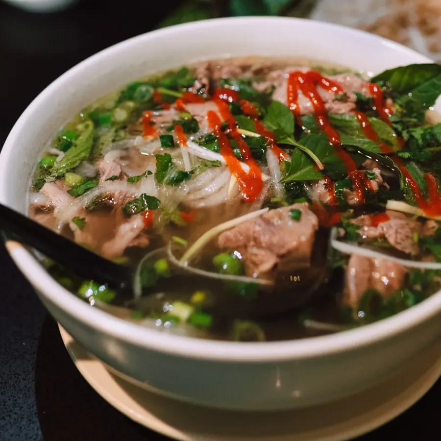 Phin cà phê đang nhỏ giọt